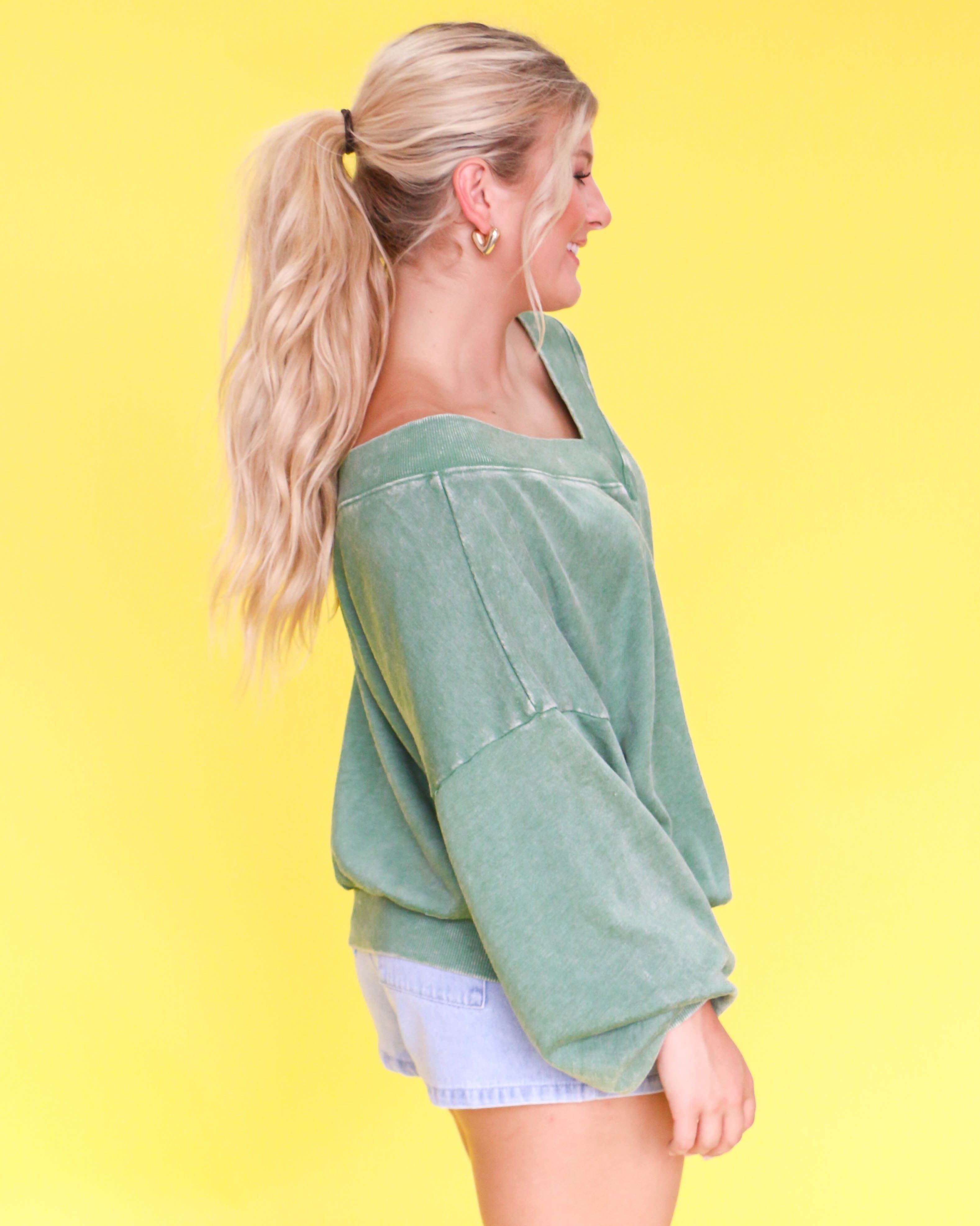 V-Neck Off-Shoulder Bubble Sleeve Pullover Top in Kelly Green