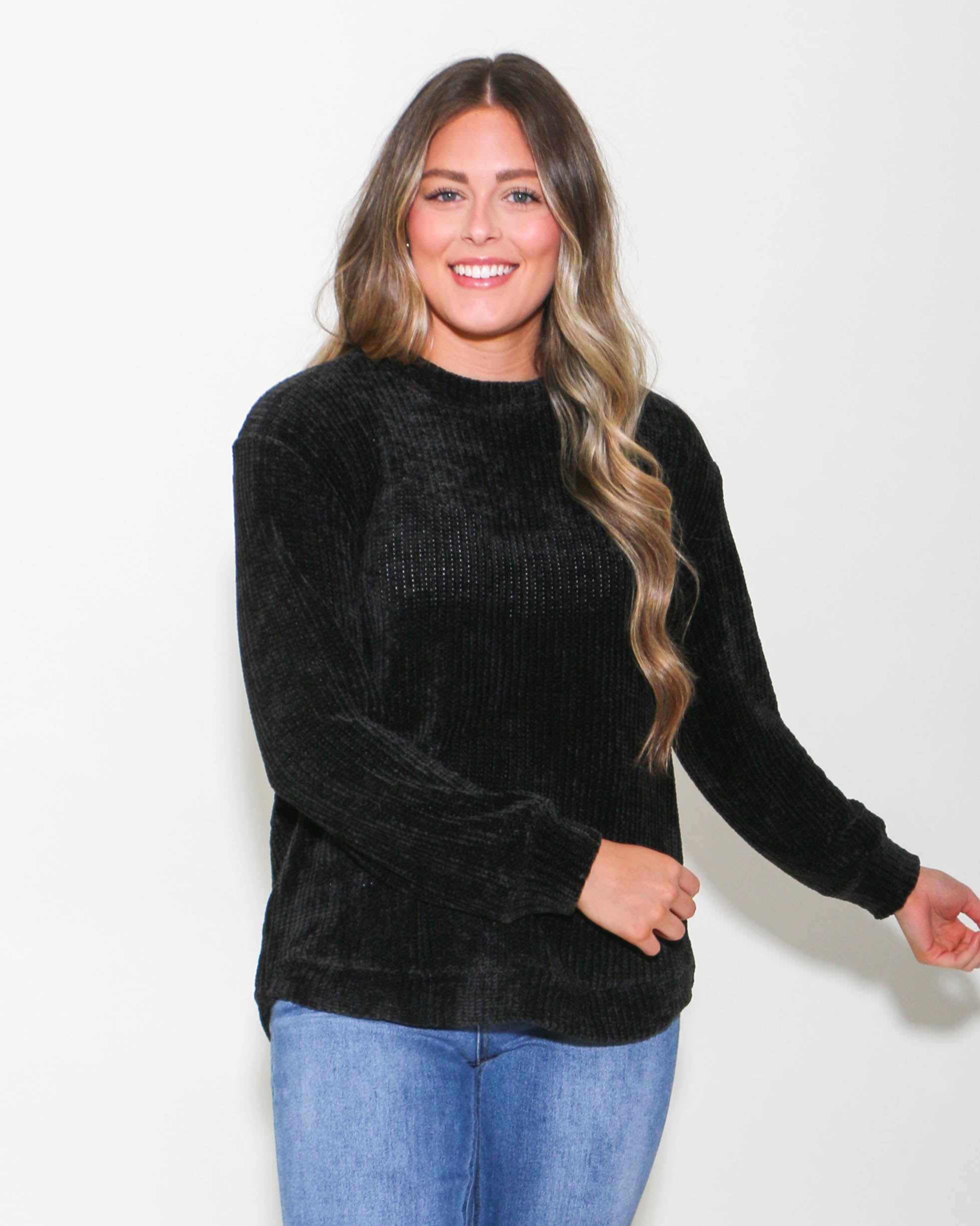 CHENILLE WAFFLE ROUND NECK SWEATER IN BLACK