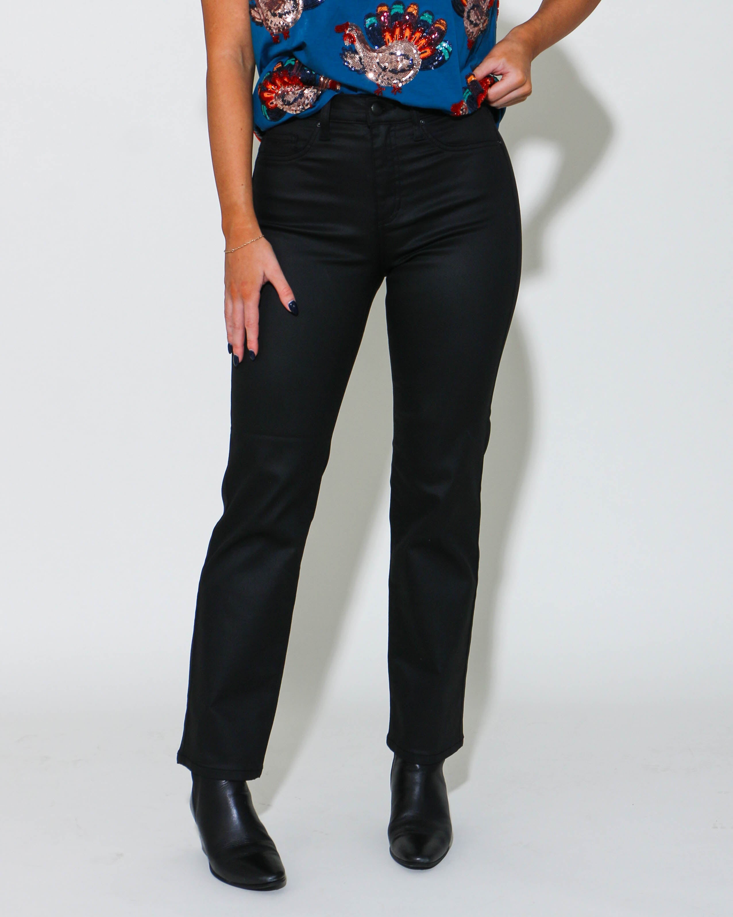 Mid Rise Slim Straight Coated Jeans in Black