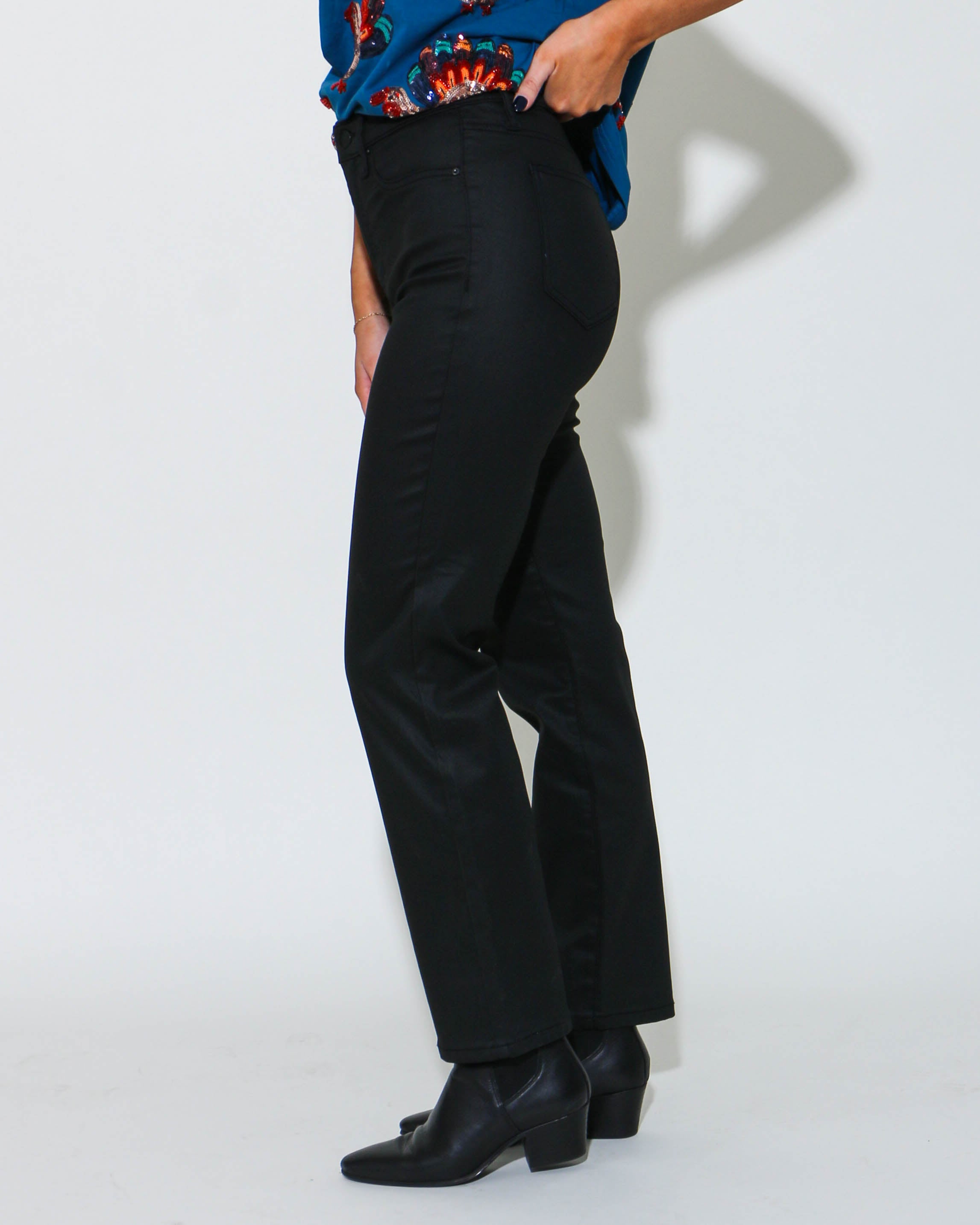 Mid Rise Slim Straight Coated Jeans in Black