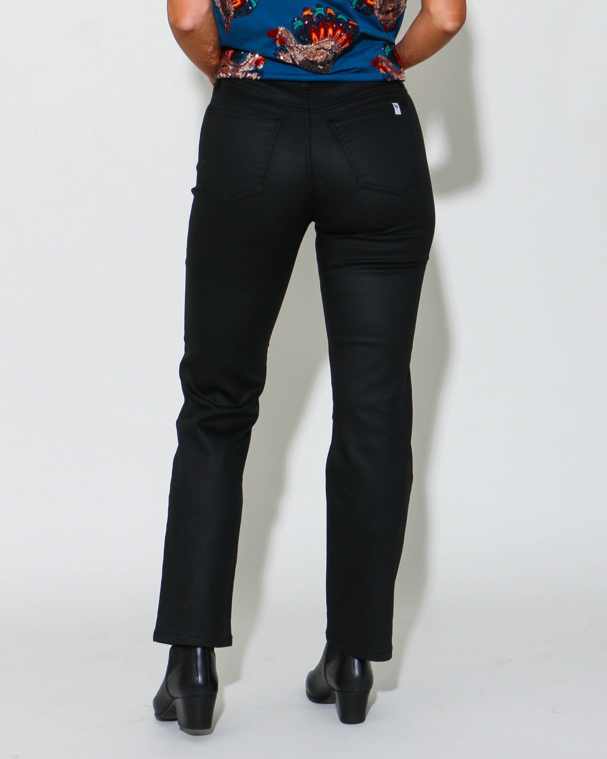 Mid Rise Slim Straight Coated Jeans in Black