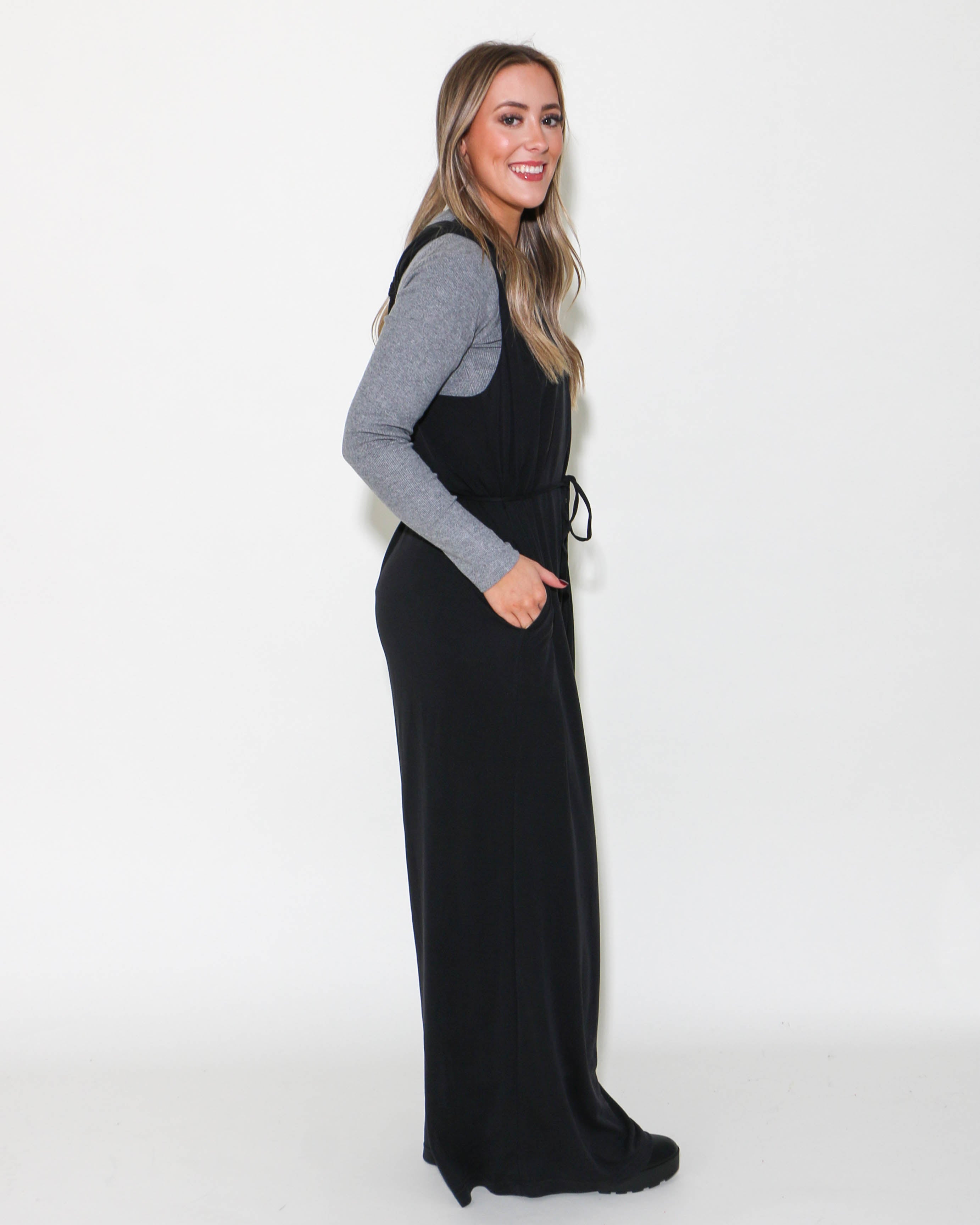 BLACK SLEEVELESS JUMPSUIT