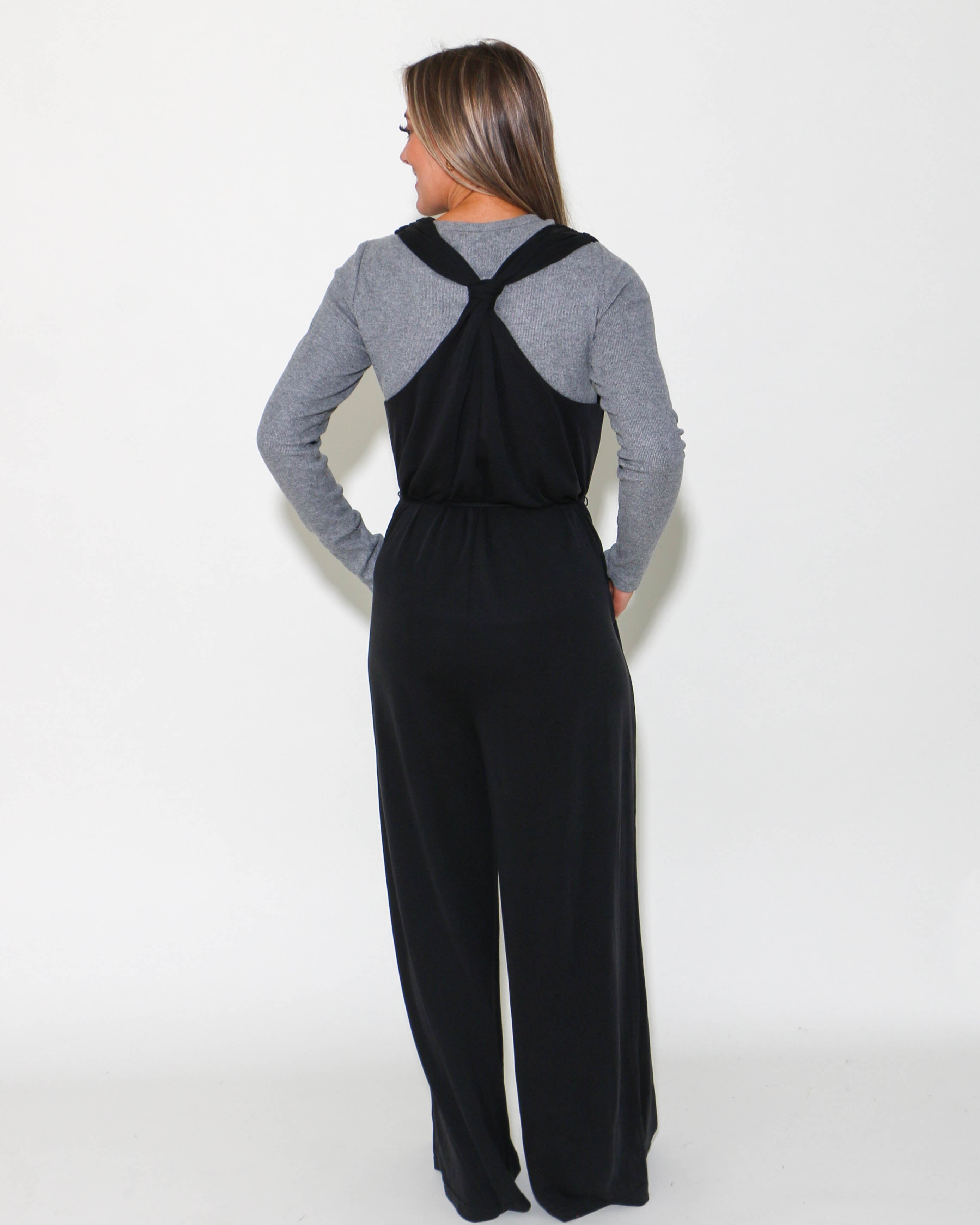 BLACK SLEEVELESS JUMPSUIT