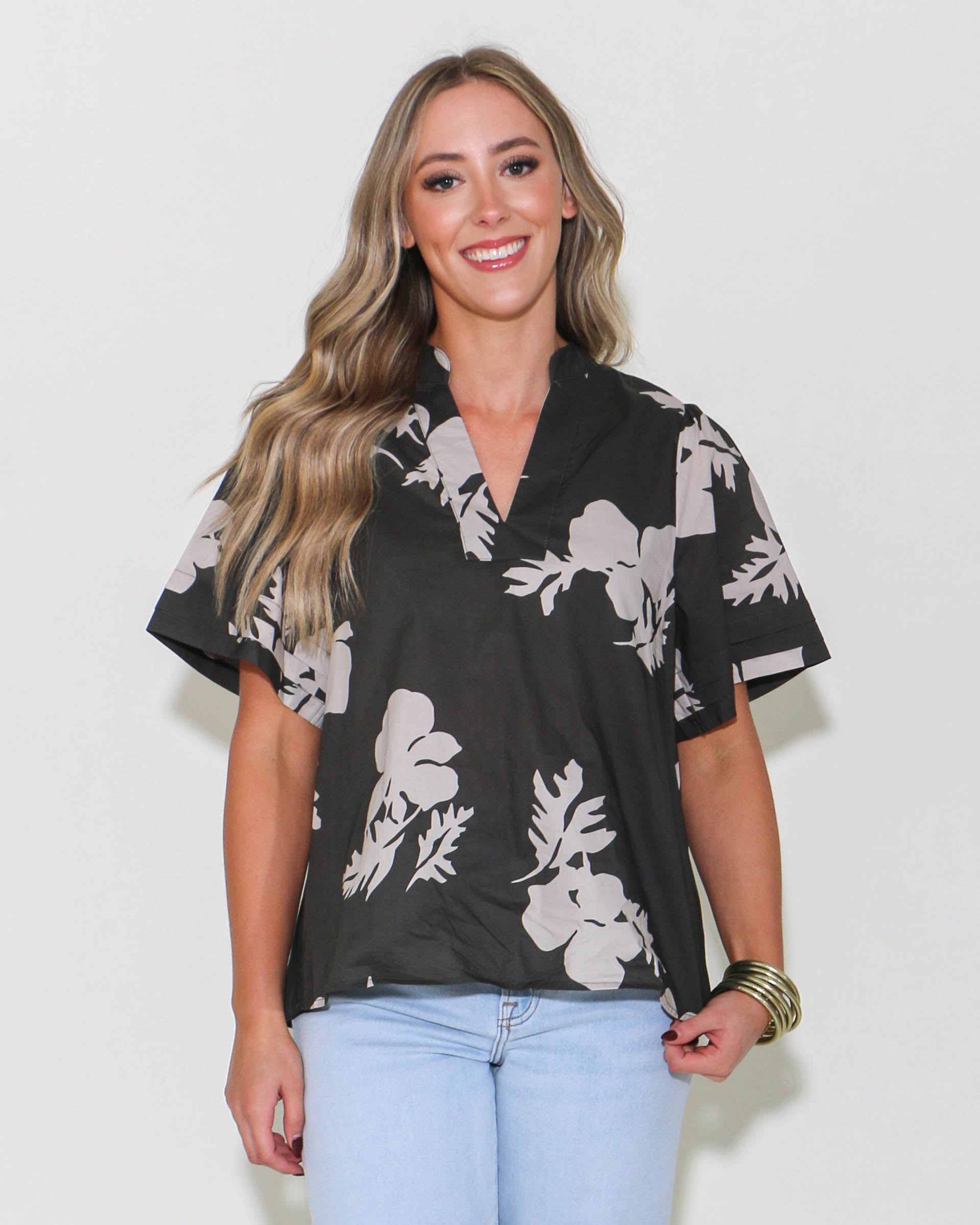 Floral Print Short Sleeve V-Neck Top in Charcoal