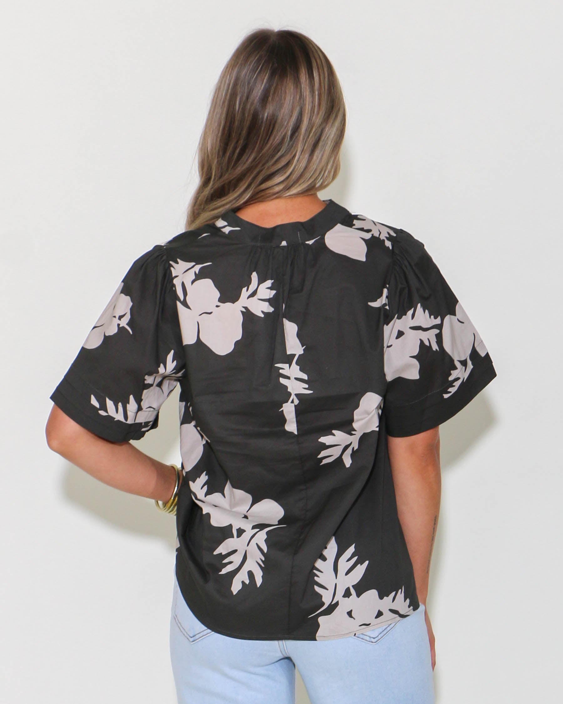 Floral Print Short Sleeve V-Neck Top in Charcoal